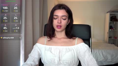 Olivia online show from November 4, 2025, 9:03 pm