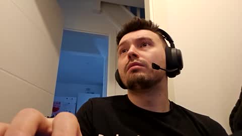 8inchdude93 online show from October 15, 2025, 9:09 am