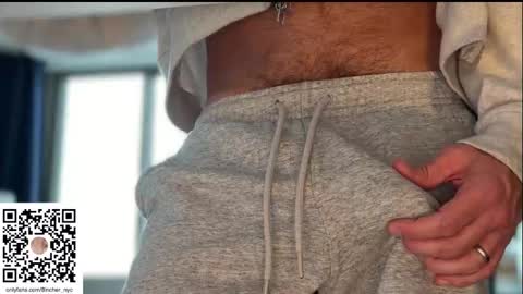 Snapshot of 8inchernyc chatting on February 6, 2026, 3:04 pm 8incher NYC online show from February 6, 2026, 3:04 pm