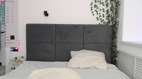 EMILY AND  MARCUS online show from November 3, 2025, 3:41 am