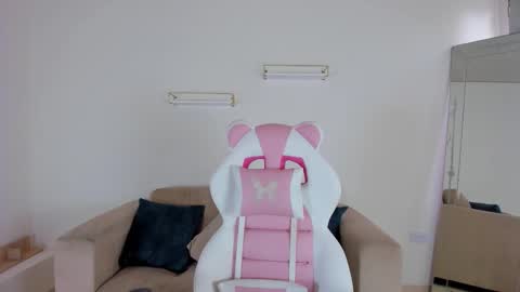    online show from September 25, 2025, 12:20 pm