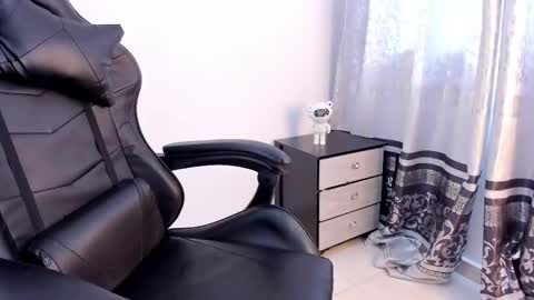 _charlottedavis online show from February 13, 2025, 3:56 pm