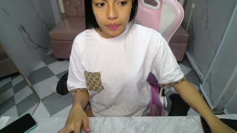 _charlottee_b online show from April 2, 2026, 12:58 pm