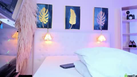 _cinnamon_star online show from September 19, 2025, 12:28 pm