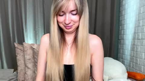 _crystal_moon_1 online show from November 17, 2025, 9:42 pm