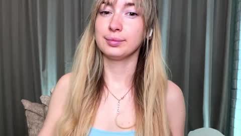 _crystal_moon_1 online show from November 18, 2025, 6:23 pm