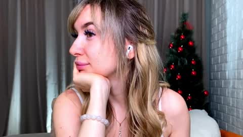 _crystal_moon_1 online show from December 20, 2025, 9:22 pm