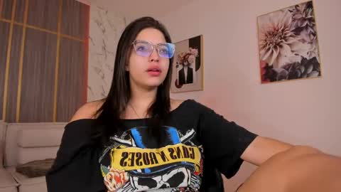 Snapshot of _dollargirl_ chatting on April 11, 2026, 1:15 pm Abril online show from April 11, 2026, 1:15 pm