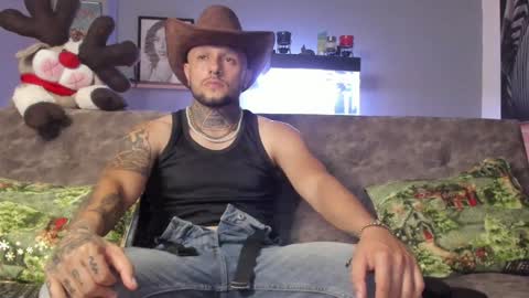 Snapshot of _emilio_escobar chatting on December 16, 2024, 11:39 pm Emilio online show from December 16, 2024, 11:39 pm