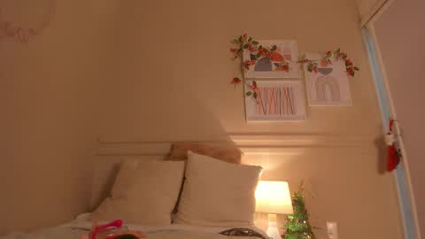 Hi Im Emily online show from December 19, 2025, 2:24 pm