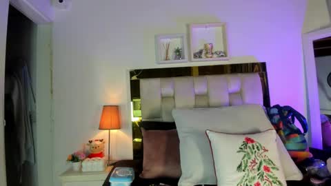 Isabella online show from January 7, 2026, 12:07 pm