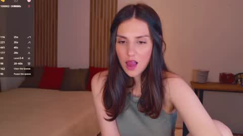 Snapshot of _esmeraldiyaa_ chatting on July 20, 2026, 8:22 pm _esmeraldiyaa_ online show from July 20, 2026, 8:22 pm