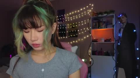 EveEva online show from November 13, 2025, 2:54 am