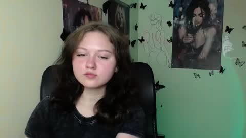 Snapshot of _foxy_lady chatting on June 23, 2026, 6:00 am Alice online show from June 23, 2026, 6:00 am