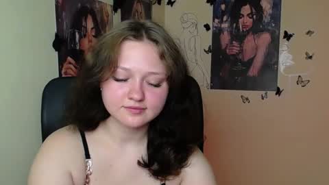 Snapshot of _foxy_lady chatting on June 29, 2026, 6:19 am Alice online show from June 29, 2026, 6:19 am