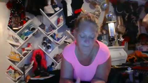 _hitgirly_ online show from May 7, 2026, 4:18 am