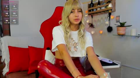_hottie__ online show from January 7, 2025, 9:25 pm