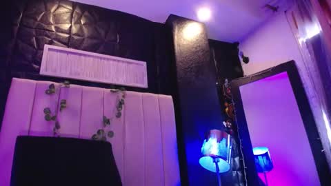 Mia online show from December 30, 2024, 1:36 pm