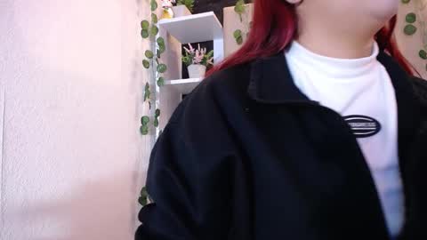 Mia online show from March 6, 2025, 1:03 pm