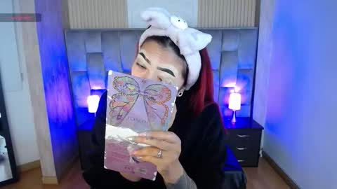 Mia online show from October 10, 2025, 1:43 pm