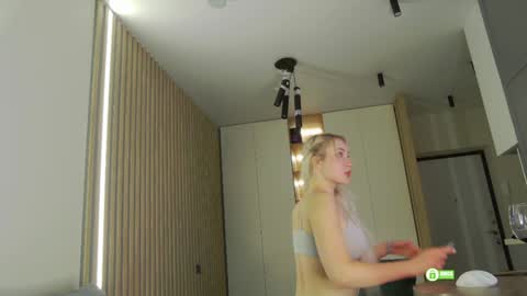 Snapshot of _kateline_ chatting on December 23, 2024, 5:00 pm Kate online show from December 23, 2024, 5:00 pm