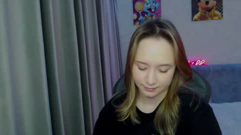 _lalune_ online show from February 12, 2025, 7:02 pm