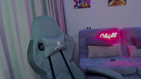 _lalune_ online show from February 13, 2025, 4:17 pm