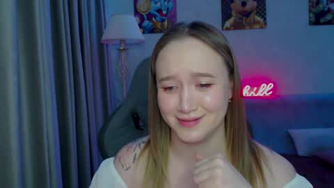 _lalune_ online show from February 17, 2025, 5:21 pm