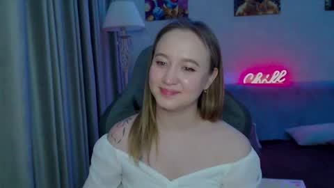 _lalune_ online show from February 17, 2025, 8:26 pm