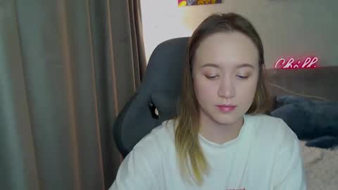 _lalune_ online show from March 1, 2025, 1:22 am