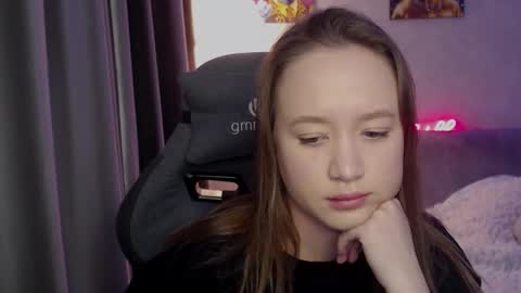 _lalune_ online show from October 9, 2025, 12:58 pm