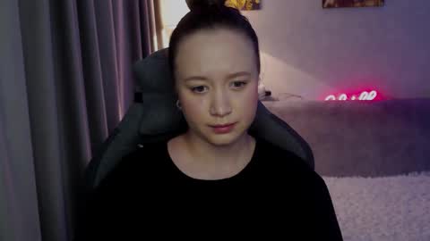 _lalune_ online show from October 10, 2025, 8:35 am