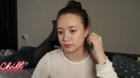 _lalune_ online show from November 25, 2025, 9:04 pm