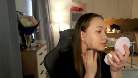 _lalune_ online show from April 13, 2026, 11:27 am