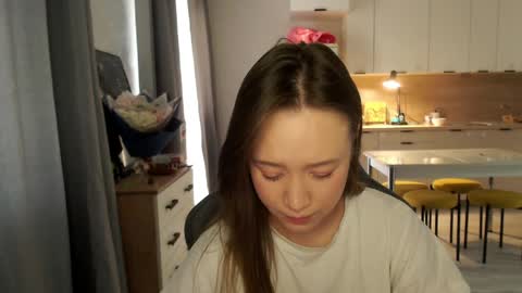 _lalune_ online show from April 18, 2026, 2:43 pm