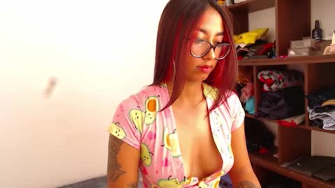 _loreana_ online show from November 19, 2025, 4:29 pm