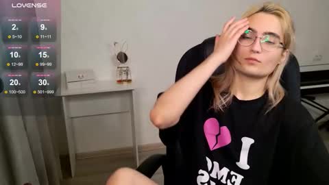 _meow_neko_ online show from January 5, 2026, 5:27 pm