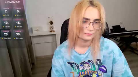 _meow_neko_ online show from January 13, 2026, 6:29 am