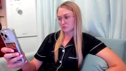 Eva online show from October 8, 2025, 7:33 pm