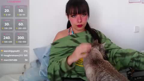 Sophia Help me get 100 thumbs up online show from February 16, 2025, 12:32 pm