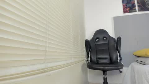 _molly_rosse_ online show from April 13, 2026, 11:59 am