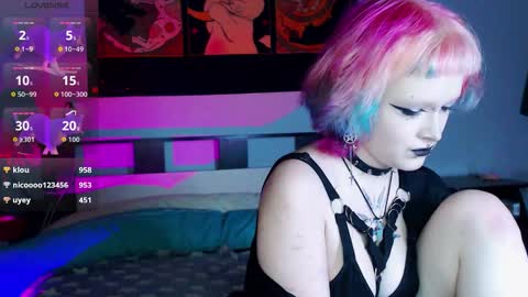 Nicole online show from December 19, 2025, 3:46 am