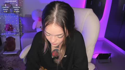 Snapshot of _sabrinamoon chatting on December 11, 2024, 5:37 pm online show from December 11, 2024, 5:37 pm