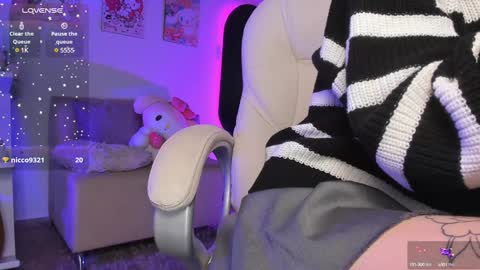 Snapshot of _sabrinamoon chatting on January 26, 2025, 5:23 pm online show from January 26, 2025, 5:23 pm