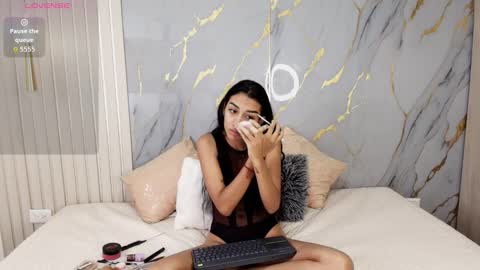 SAMARA SMITH  online show from November 21, 2025, 12:37 pm