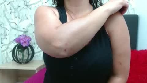 _saraximena_ online show from February 12, 2026, 5:57 am