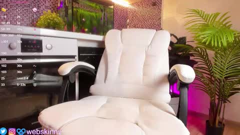 Julia online show from September 26, 2025, 3:32 am