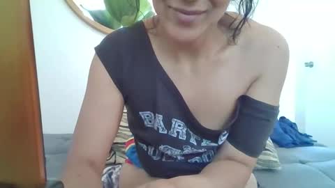 _tutti_frutti_ online show from April 23, 2026, 9:17 pm