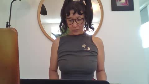 _tutti_frutti_ online show from April 26, 2026, 8:28 pm