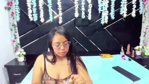 _violeta18_ online show from December 4, 2025, 4:00 am